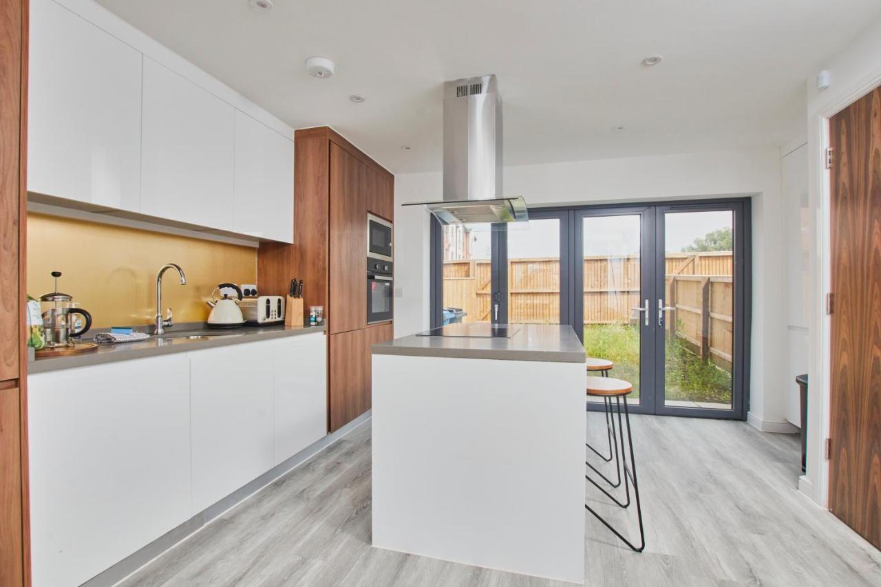 Fabulous 5 Bed House W Parking Villa Manchester Esterno foto
