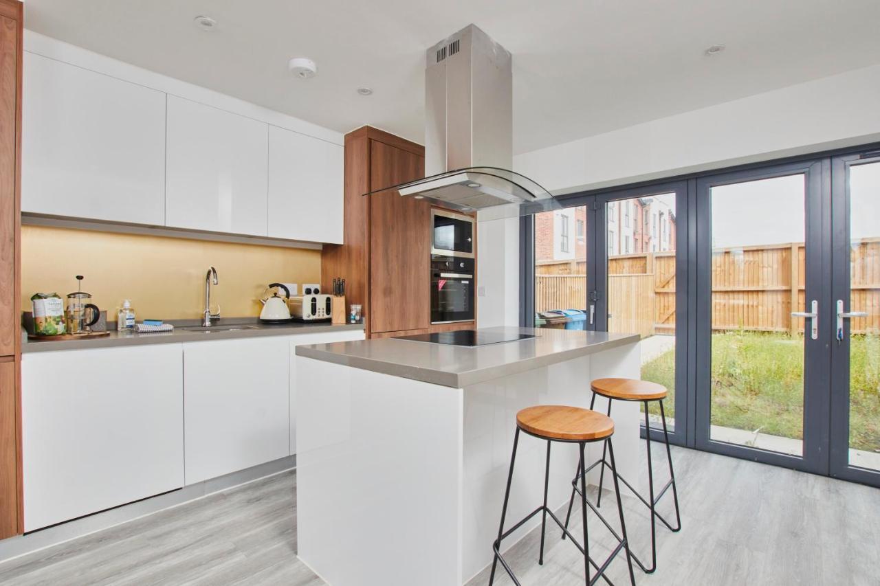 Fabulous 5 Bed House W Parking Villa Manchester Esterno foto